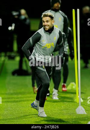 Kirkby, Liverpool, Inghilterra; 23 novembre 2021; Centro di formazione Axa, Kirkby, Liverpool, Inghilterra; il Liverpool FC si è allenato in vista della partita di calcio Champions League contro il FC Porto il 24 novembre: Jordan Henderson of Liverpool Credit: Action Plus Sports Images/Alamy Live News Foto Stock