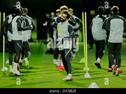 Kirkby, Liverpool, Inghilterra; 23 novembre 2021; Centro di formazione Axa, Kirkby, Liverpool, Inghilterra; il treno del Liverpool FC in vista della loro partita di calcio Champions League contro il FC Porto il 24 novembre: Mohamed Salah di Liverpool Credit: Action Plus Sports Images/Alamy Live News Foto Stock