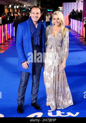 Martin Lewis e Lara Lewington partecipano all'ITV Palooza che si è tenuto presso la Royal Festival Hall, Southbank Centre, Londra. Data foto: Martedì 23 novembre 2021. Foto Stock