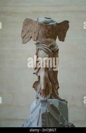 La dea alata di Samotracia al Museo d'Arte del Louvre di Parigi in Francia Foto Stock