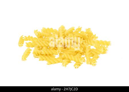 Mucchio di pasta fusilli giallo non cotti isolato su sfondo bianco. Foto Stock
