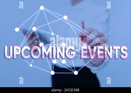 Firma che mostra gli eventi imminenti. Business idea cosa che accadrà o si svolgerà presto occasione pianificata Lady in uniforme in piedi Holding Tablet Foto Stock