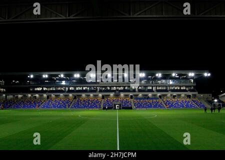 Londra, Regno Unito. 23 novembre 2021. Una visione generale dello stadio durante la partita EFL Sky Bet League 1 tra AFC Wimbledon e Crewe Alexandra a Plow Lane, Londra, Inghilterra, il 23 novembre 2021. Foto di Carlton Myrie. Solo per uso editoriale, licenza richiesta per uso commerciale. Nessun utilizzo nelle scommesse, nei giochi o nelle pubblicazioni di un singolo club/campionato/giocatore. Credit: UK Sports Pics Ltd/Alamy Live News Foto Stock