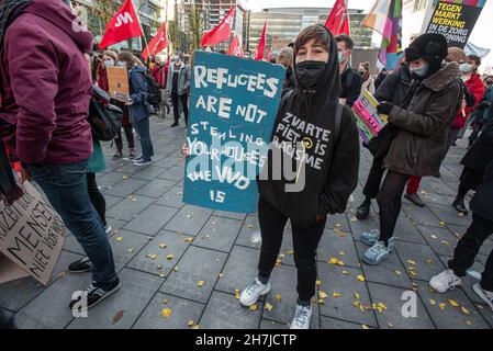 Utrecht, Paesi Bassi. 21 Nov 2021. Un manifestante tiene un cartello durante la protesta a Utrecht.Una coalizione di organizzazioni di inquilini, gruppi di residenti, partiti politici locali e attivisti ha organizzato una manifestazione che hanno chiamato "la protesta residenziale di Utrecht". Intorno al 1500, i manifestanti marciarono attraverso Utrecht, protestando contro la politica immobiliare nei Paesi Bassi. Credit: SOPA Images Limited/Alamy Live News Foto Stock