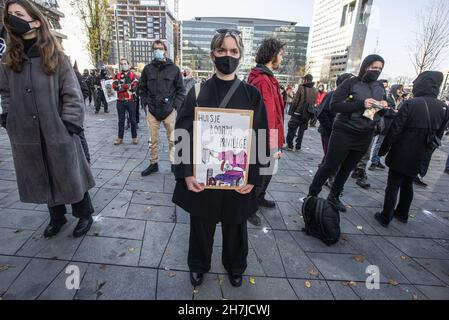 Utrecht, Paesi Bassi. 21 Nov 2021. Un manifestante tiene un cartello durante la protesta a Utrecht.Una coalizione di organizzazioni di inquilini, gruppi di residenti, partiti politici locali e attivisti ha organizzato una manifestazione che hanno chiamato "la protesta residenziale di Utrecht". Intorno al 1500, i manifestanti marciarono attraverso Utrecht, protestando contro la politica immobiliare nei Paesi Bassi. Credit: SOPA Images Limited/Alamy Live News Foto Stock