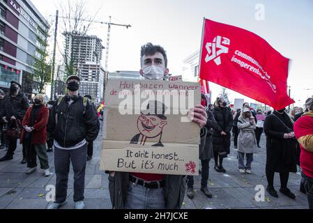 Utrecht, Paesi Bassi. 21 Nov 2021. Un manifestante tiene un cartello durante la protesta a Utrecht.Una coalizione di organizzazioni di inquilini, gruppi di residenti, partiti politici locali e attivisti ha organizzato una manifestazione che hanno chiamato "la protesta residenziale di Utrecht". Intorno al 1500, i manifestanti marciarono attraverso Utrecht, protestando contro la politica immobiliare nei Paesi Bassi. Credit: SOPA Images Limited/Alamy Live News Foto Stock