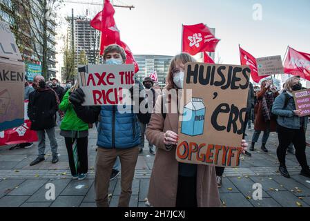 Utrecht, Paesi Bassi. 21 Nov 2021. I manifestanti tengono cartelli durante una protesta contro la Jaarbeursplein a Utrecht.Una coalizione di organizzazioni di inquilini, gruppi di residenti, partiti politici locali e attivisti ha organizzato una manifestazione che hanno chiamato "la protesta residenziale di Utrecht". Intorno al 1500, i manifestanti marciarono attraverso Utrecht, protestando contro la politica immobiliare nei Paesi Bassi. Credit: SOPA Images Limited/Alamy Live News Foto Stock