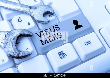 Sottotitolo concettuale Virus Mers. Parola scritta sulla malattia respiratoria virale che ha riportato per la prima volta in Arabia Saudita Abstract Programmer tiping Antivirus Foto Stock