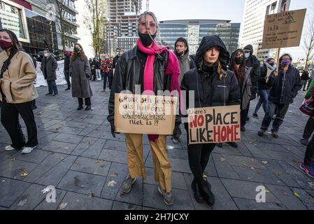 Utrecht, Paesi Bassi. 21 Nov 2021. I manifestanti tengono cartelli durante una protesta contro la Jaarbeursplein a Utrecht.Una coalizione di organizzazioni di inquilini, gruppi di residenti, partiti politici locali e attivisti ha organizzato una manifestazione che hanno chiamato "la protesta residenziale di Utrecht". Intorno al 1500, i manifestanti marciarono attraverso Utrecht, protestando contro la politica immobiliare nei Paesi Bassi. Credit: SOPA Images Limited/Alamy Live News Foto Stock