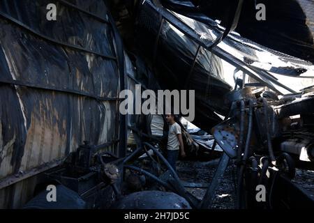 Sanaa, Yemen. 23 novembre 2021. Un uomo è visto in una fabbrica distrutta in un attacco aereo a Sanaa, Yemen, il 23 novembre 2021. La coalizione a guida Saudita ha bombardato una fabbrica a Sanaa martedì, la milizia Houthi-run al-Masirah TV ha riferito. Credit: Nyooooooooooooooooooooooooooooo Foto Stock