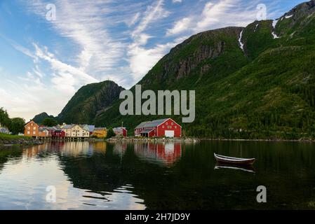 Vecchie case di legno presso il porto in alta marea a Mosjöen, Norvegia Foto Stock