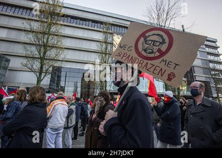 Utrecht, Paesi Bassi. 21 Nov 2021. Un manifestante tiene un cartello durante la protesta a Utrecht.Una coalizione di organizzazioni di inquilini, gruppi di residenti, partiti politici locali e attivisti ha organizzato una manifestazione che hanno chiamato "la protesta residenziale di Utrecht". Intorno al 1500, i manifestanti marciarono attraverso Utrecht, protestando contro la politica immobiliare nei Paesi Bassi. (Foto di Charles M. Vella/SOPA Images/Sipa USA) Credit: Sipa USA/Alamy Live News Foto Stock