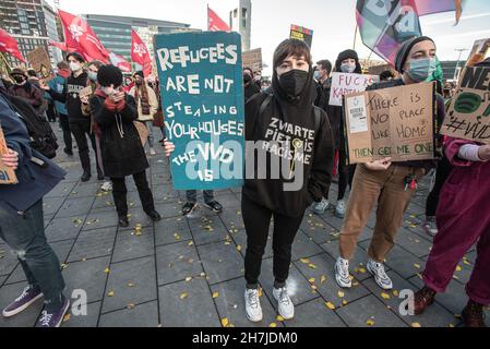 Utrecht, Paesi Bassi. 21 Nov 2021. I manifestanti tengono cartelli durante una protesta contro la Jaarbeursplein a Utrecht.Una coalizione di organizzazioni di inquilini, gruppi di residenti, partiti politici locali e attivisti ha organizzato una manifestazione che hanno chiamato "la protesta residenziale di Utrecht". Intorno al 1500, i manifestanti marciarono attraverso Utrecht, protestando contro la politica immobiliare nei Paesi Bassi. (Foto di Charles M. Vella/SOPA Images/Sipa USA) Credit: Sipa USA/Alamy Live News Foto Stock