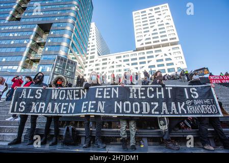 Utrecht, Paesi Bassi. 21 Nov 2021. Durante la protesta contro la Jaarbeursplein di Utrecht, i manifestanti hanno fatto una grande bandiera. Una coalizione di organizzazioni di inquilini, gruppi di residenti, partiti politici locali e attivisti ha organizzato una manifestazione che hanno chiamato “la protesta residenziale di Utrecht”. Intorno al 1500, i manifestanti marciarono attraverso Utrecht, protestando contro la politica immobiliare nei Paesi Bassi. (Foto di Charles M. Vella/SOPA Images/Sipa USA) Credit: Sipa USA/Alamy Live News Foto Stock