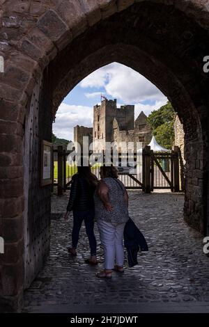 Ingresso ad arco al Castello di Ludlow, Shropshire, Inghilterra, Regno Unito Foto Stock