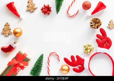Cornice di Natale fatta di decorazioni e ornamenti dell'albero di Natale. Sfondo delle vacanze con spazio di copia per il testo. Foto Stock