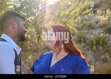Donna e uomo si guardano l'un l'altro Foto Stock