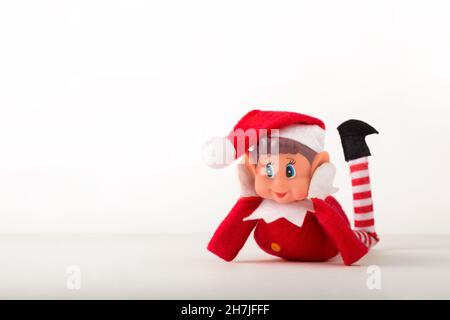 Giocattolo Elf di Natale su sfondo bianco con spazio per la copia. Lo spirito di Natale, la tradizione di Natale. Foto Stock