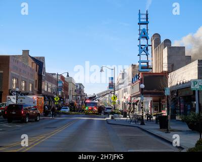 Oak Park, Illinois, Stati Uniti. 23rd novembre 2021. I vigili del fuoco combattono un incendio in più su Lake Street, nel quartiere commerciale del centro di questo sobborgo vicino a Chciago. Si pensa che il fuoco sia iniziato nella cucina di Delia's Kitchen, un popolare locale da pranzo, ma questo non è certo. Foto Stock