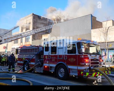 Oak Park, Illinois, Stati Uniti. 23rd novembre 2021. I vigili del fuoco combattono un incendio in più su Lake Street, nel quartiere commerciale del centro di questo sobborgo vicino a Chciago. Si pensa che il fuoco sia iniziato nella cucina di Delia's Kitchen, un popolare locale da pranzo, ma questo non è certo. Foto Stock