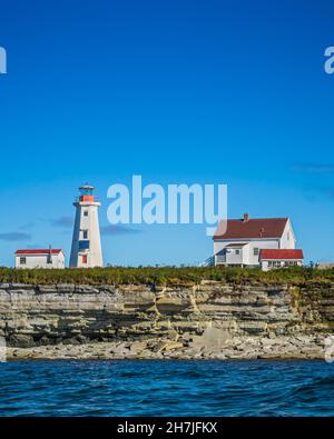 faro e faro casa custode su Ile aux Perroquets, una delle isole Mingan arcipelago nella regione Cote Nord del Québec (Canada) Foto Stock