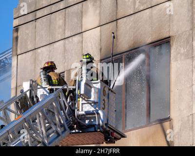 Oak Park, Illinois, Stati Uniti. 23rd novembre 2021. I vigili del fuoco combattono un incendio in più su Lake Street, nel quartiere commerciale del centro di questo sobborgo vicino a Chciago. Si pensa che il fuoco sia iniziato nella cucina di Delia's Kitchen, un popolare locale da pranzo, ma questo non è certo. Foto Stock