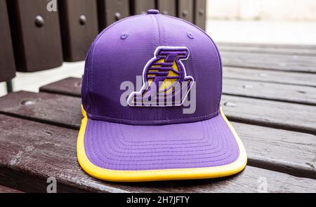 9 settembre 2021 Mosca, Russia. Berretto con logo della squadra di basket Los Angeles Lakers. Foto Stock