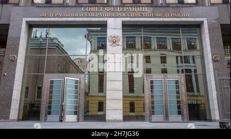 Ottobre 15, 2021. Mosca, Russia. La costruzione del Consiglio della Federazione - la camera superiore dell'Assemblea federale della Federazione russa. Foto Stock