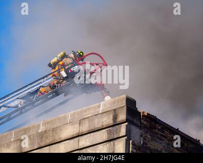 Oak Park, Illinois, Stati Uniti. 23rd novembre 2021. I vigili del fuoco combattono un incendio in più su Lake Street, nel quartiere commerciale del centro di questo sobborgo vicino a Chciago. Si pensa che il fuoco sia iniziato nella cucina di Delia's Kitchen, un popolare locale da pranzo, ma questo non è certo. Foto Stock