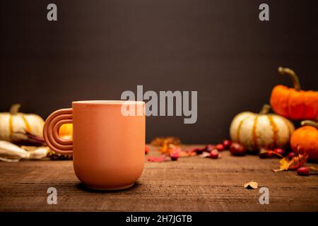 Composizione dello sfondo della vista frontale autunnale. Tazza di caffè, concetto autunnale, concetto felice Thanksgiving. Vista frontale, spazio di copia Foto Stock
