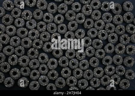 Corn Rings colazione cereali sfondo. Fiocchi di mais con vista dall'alto sul cacao. Anelli di cioccolato, cereali da colazione a base di cornflakes con cioccolato. Foto Stock