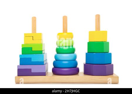 Giocattolo impilabile dai colori brillanti per la vista frontale dei bambini. Concetto di asilo di Montessori, asilo di Waldorf, eduazione dell'Infanzia precoce, necessità speciale Foto Stock