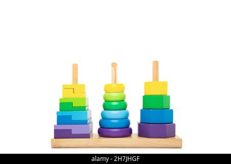 Giocattolo impilabile dai colori brillanti per la vista frontale dei bambini. Concetto di asilo di Montessori, asilo di Waldorf, eduazione dell'Infanzia precoce, necessità speciale Foto Stock