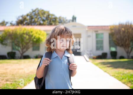 Allievo di Schoolchild che corre sul parco giochi di fine classe. Vocazione scolastica Foto Stock