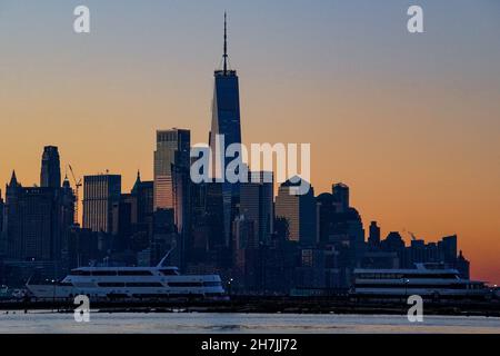 Lo skyline di New York City è visto dal lato del New Jersey alla prima luce durante una tranquilla ma fresca mattinata d'autunno Foto Stock