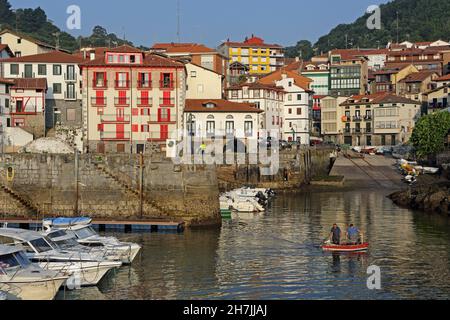 Bacino del porto e Place Mundaka, Riserva della Biosfera di Urdaibai, Paesi Baschi, Spagna Foto Stock