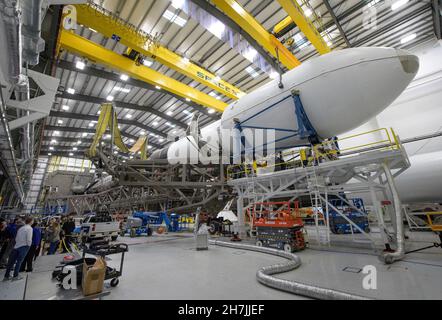 California.US, 23 novembre 2021, il razzo Falcon 9 e la navicella spaziale DART readied per il lancio sono visti come amministratore associato della NASA per la direzione della Missione scientifica Thomas Zurbuchen, e altri dirigenti della NASA ottenere un tour da Julianna Scheiman, direttore per le missioni civili via satellite, SpaceX, lunedì 22 novembre 2021, All'appendiabiti SpaceX, la base militare spaziale Vandenberg in California. DART è worlds il primo test di difesa planetaria su vasta scala, che dimostra un metodo della tecnologia di deflessione degli asteroidi. La missione è stata costruita ed è gestita dall'APL Johns Hopkins per NASAs coordinate di difesa planetaria Foto Stock