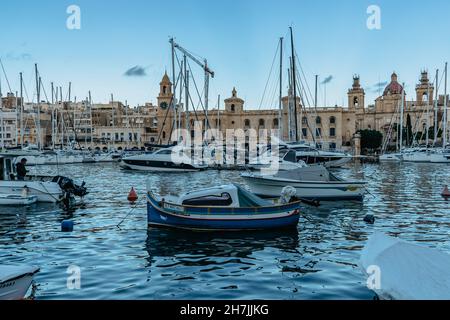 Barche a motore di lusso in Vittoriosa Yacht Marina al Sunset.Holiday alta classe viaggio stile di vita concept.Boat viaggio in Mediterraneo.Vista delle navi Foto Stock