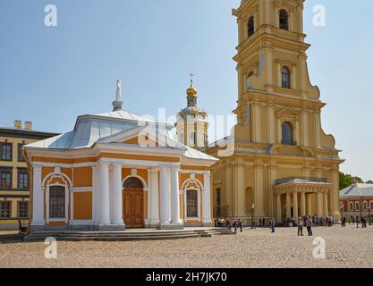 San Pietroburgo, la fortezza di Pietro-Paolo con la cattedrale di Pietro-Paolo e la casa di barche per il dinghy costruito Tsar Peters I., la cattedrale di Pietro e Paolo, Ra Foto Stock
