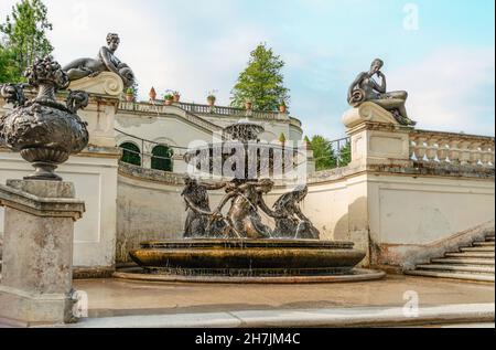 Najadenbrunnen sulla terrazza giardino del parco acquatico nel parco del Linderhof Palace, Ettal, Baviera, Germania Foto Stock