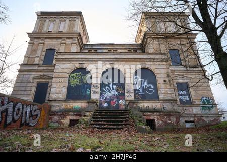 Antico palazzo abbandonato a riga, Lettonia. Lielirbes iela 9. Foto di alta qualità Foto Stock