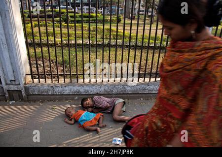 Bambini che dormono sul sentiero, all'esterno di un parco. Anche se una delle strade più trafficate nella zona dei cancelli della fattoria, un punto di transito importante nella città di Dhaka, nessuno s Foto Stock