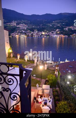 Vista su Sulzano a Peschiera sul Monte Isola, Lago d'Iseo, Lombardia, Italia Foto Stock
