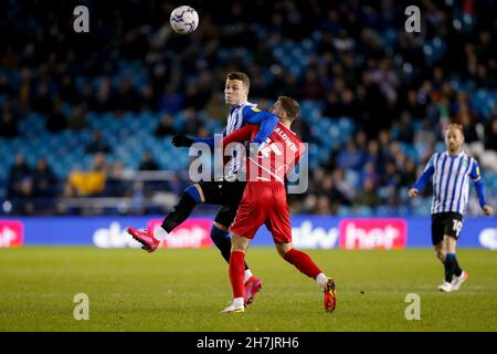 Sheffield, Regno Unito. 23 novembre 2021. Florian Kamberi #20 di Sheffield Mercoledì e Aden Baldwin #15 di Milton Keynes Dons a Sheffield, Regno Unito il 11/23/2021. (Foto di ben Early/News Images/Sipa USA) Credit: Sipa USA/Alamy Live News Foto Stock