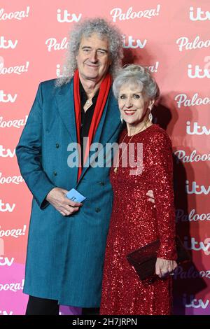 Londra, Regno Unito. 23 novembre 2021. Brian May e Anita Dobson hanno partecipato all'ITV Palooza che si è tenuto presso il Royal Festival Hall, Southbank Centre, Londra. Data foto: Martedì 23 novembre 2021. Il credito fotografico dovrebbe essere: Matt Crossick/Empics/Alamy Live News Foto Stock