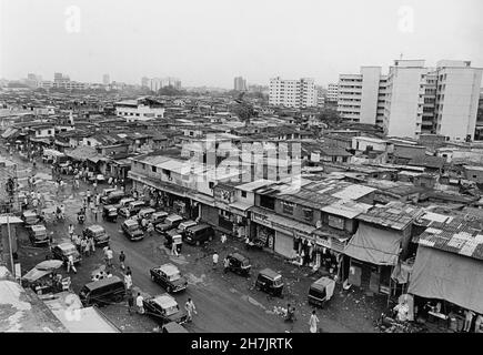 Una vista aerea di Kurla, una delle baraccopoli più grandi dell'Asia. A causa dello scoppio della popolazione a Bombay, edifici alti stanno schioccando in su veloce, sostituendo s Foto Stock