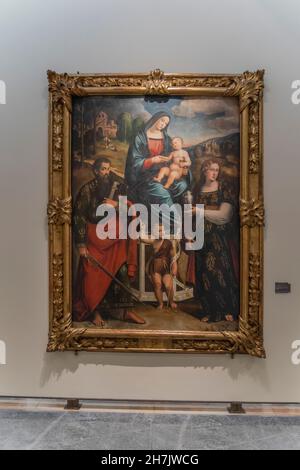 Pinacoteca Nazionale Bologna, Madonna con Bambino in treno e i Santi Paolo, Maddalena e Giovannino, Italia Foto Stock