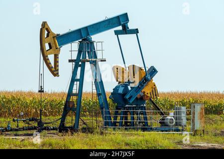 Paesaggio con il pumpjack olio e campo Foto Stock