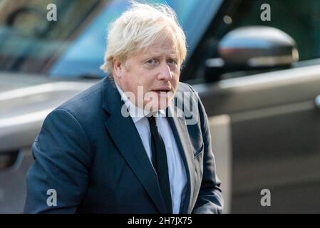 Il primo ministro Boris Johnson arriva per il servizio funerale richiede messa per l'omicidio del deputato Sir David Amess alla Cattedrale di Westminster, Londra, Regno Unito Foto Stock