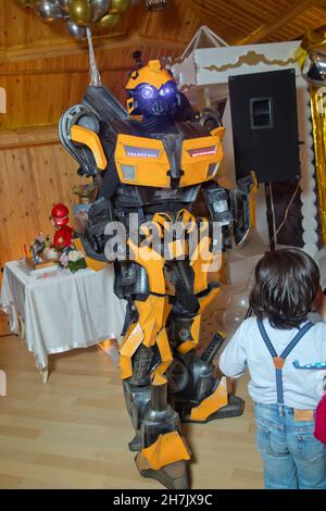 Azerbaigian Baku .26.11.2020 . La replica del robot Bumblebee fatto da ferro parte di un'esposizione dell'automobile a Thung Bua Chom mercato galleggiante .Yellow robot Tran Foto Stock